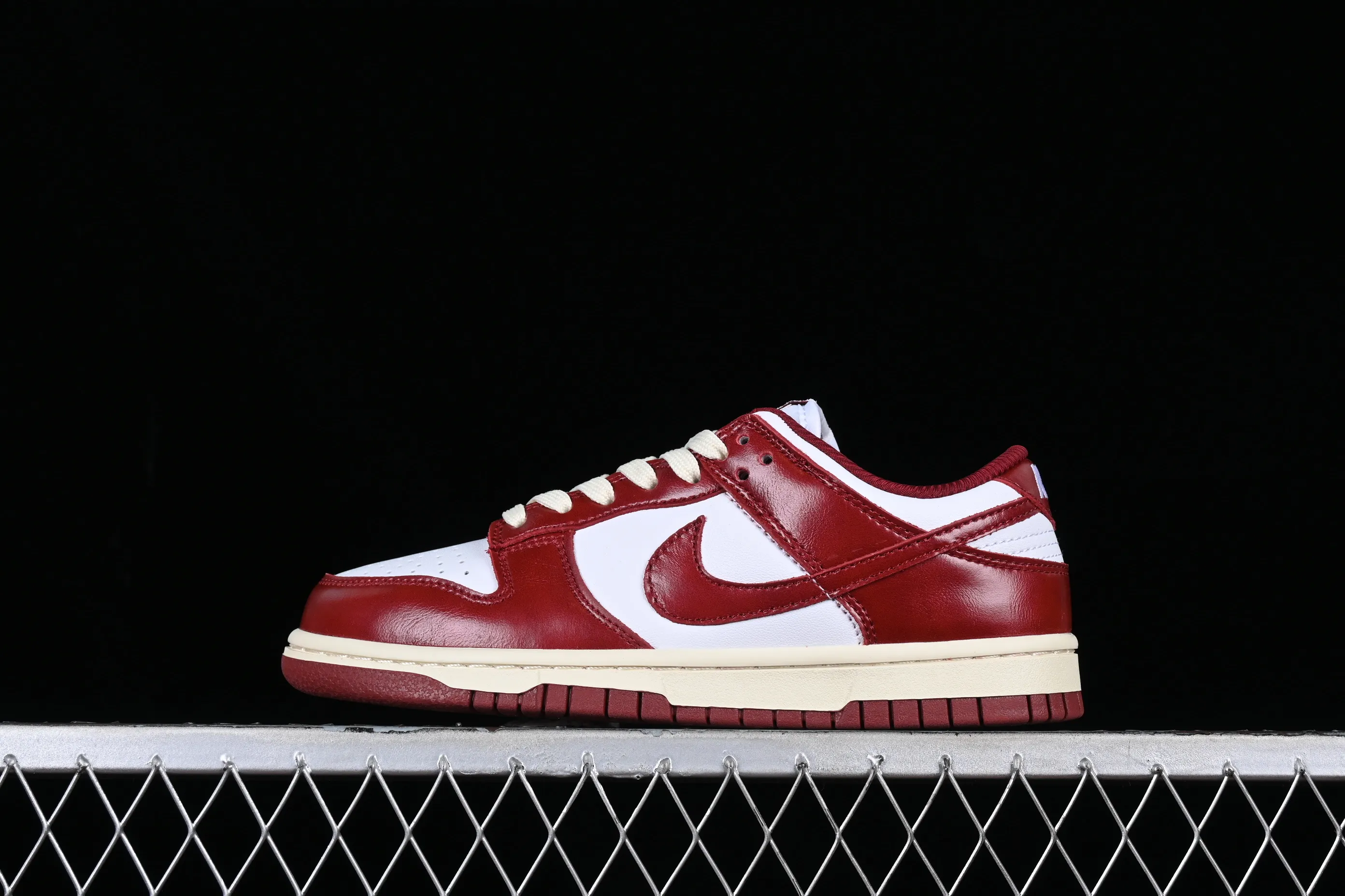 All Categories Nk SB Dunk Series Nk SB Dunk Low Low-top sneakers Cost-effective version Nk Dunk Low Prm "Team Red" Retro white and red SB low-top sports and leisure sneakers FJ4555-100